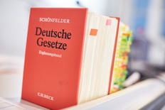 Bild eines deutschen Gesetzbuches (Link zum Artikel über die Zuständigkeiten)