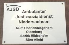Foto eines Schildes des AJSD (zum Artikel: Ambulanter Justizsozialdienst)
